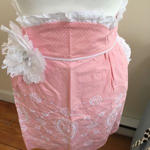 Pretty and feminine pink and white 1/2 apron